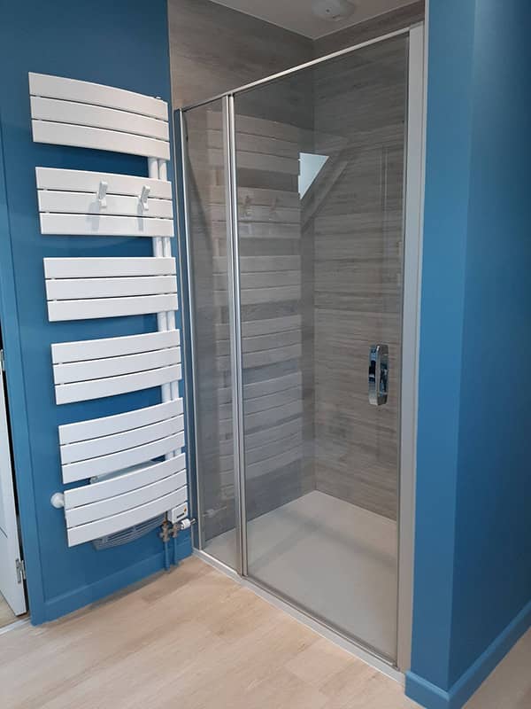 salle-de-bain-avec-radiateur-chauffant-et-douche-fardet